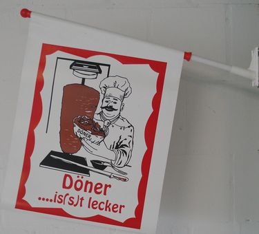 Kioskfahne Döner ...is(s)t lecker 55/50 x 46 cm