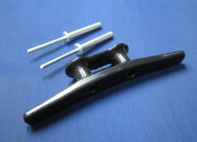 Mastzubehör: Klampe schwarz Kunststoff 110 mm